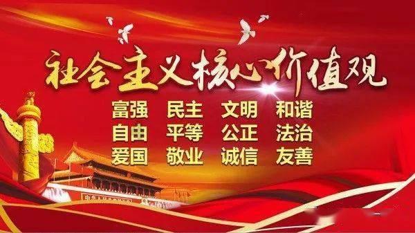 王灿和杜淳带女儿去上早教课，父女俩一起玩海洋球，画面很温馨